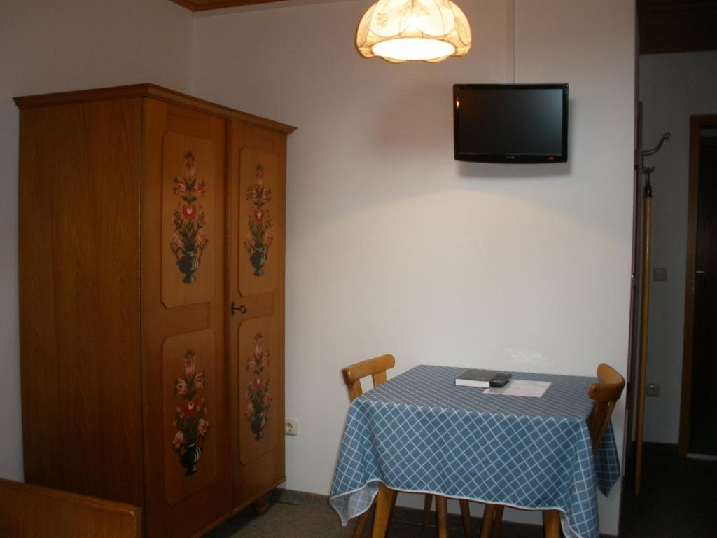 Alpengasthof Zur Loisach Otel Grossweil Oda fotoğraf