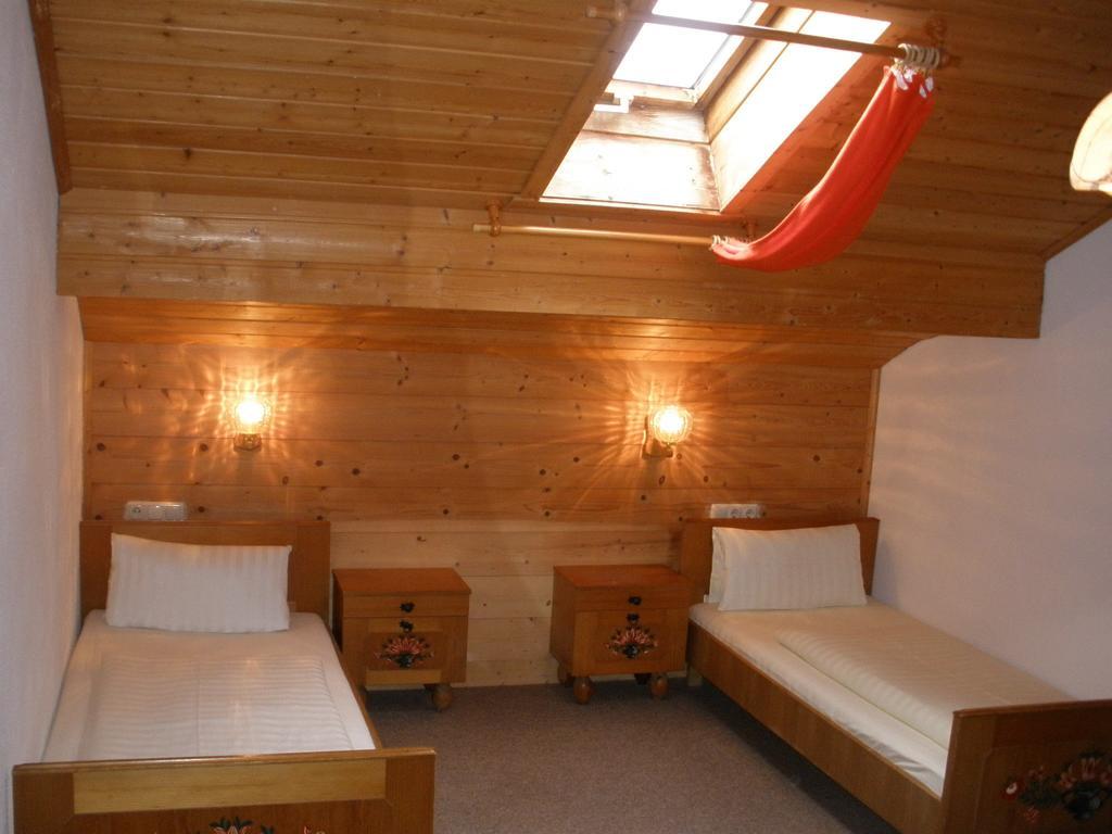 Alpengasthof Zur Loisach Otel Grossweil Oda fotoğraf
