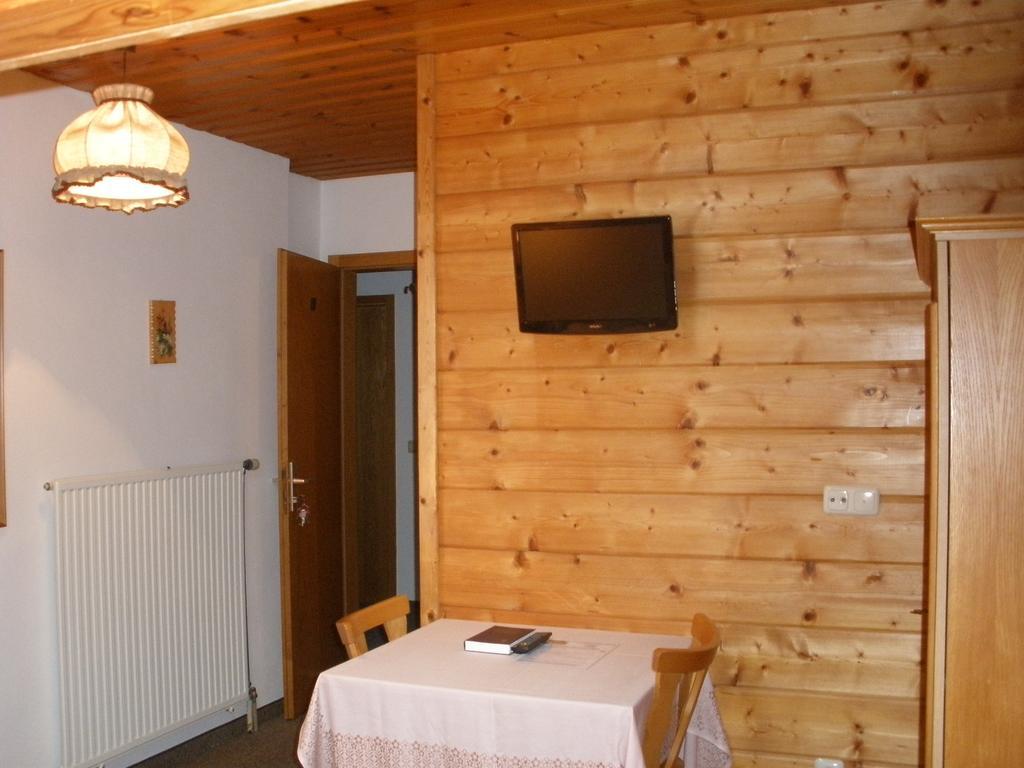 Alpengasthof Zur Loisach Otel Grossweil Oda fotoğraf