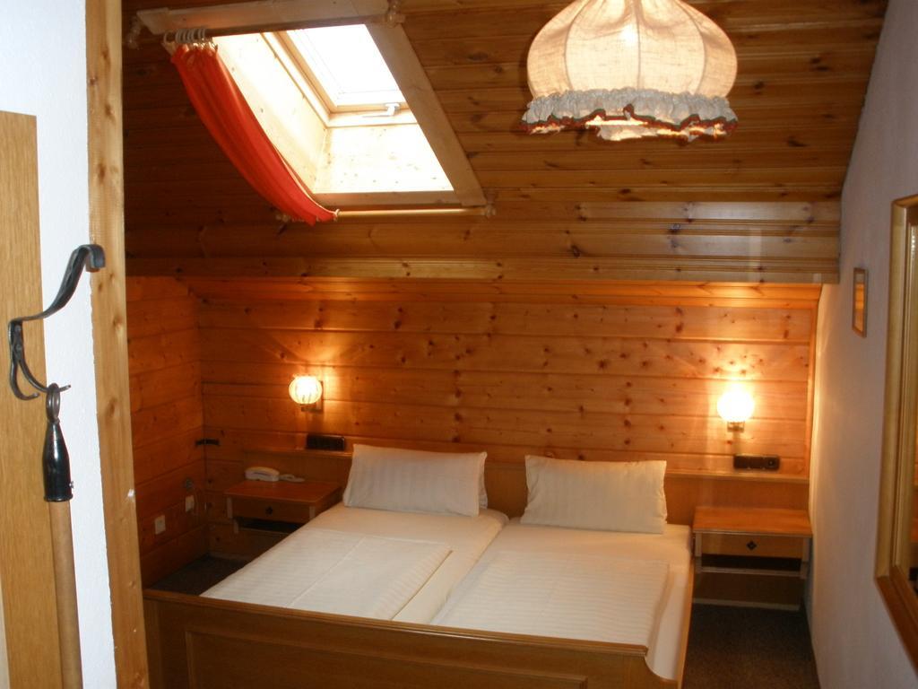 Alpengasthof Zur Loisach Otel Grossweil Oda fotoğraf