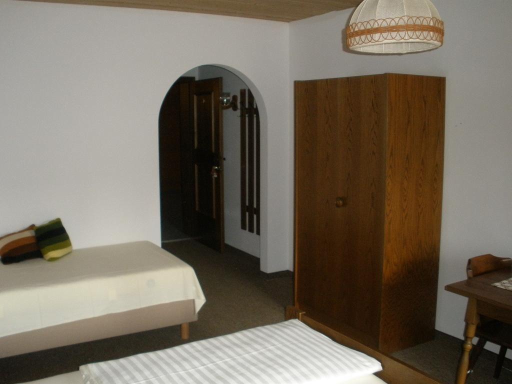 Alpengasthof Zur Loisach Otel Grossweil Oda fotoğraf