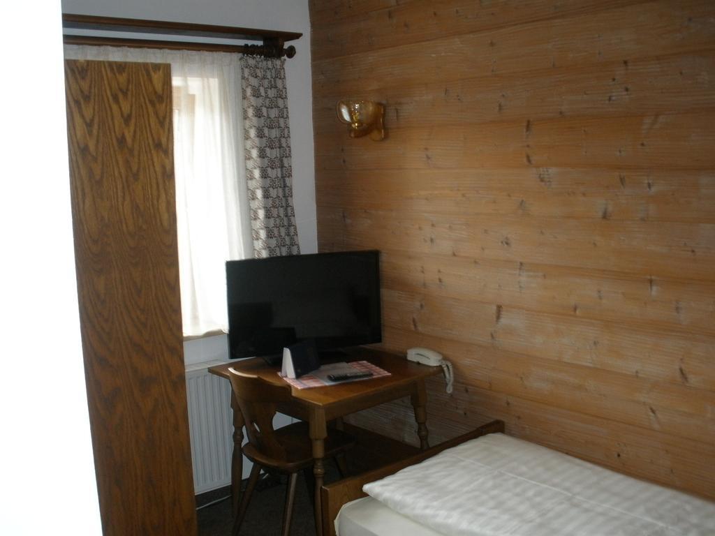Alpengasthof Zur Loisach Otel Grossweil Oda fotoğraf