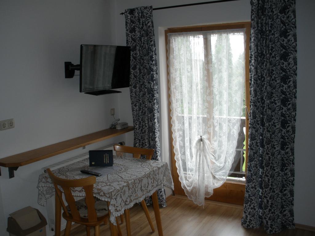 Alpengasthof Zur Loisach Otel Grossweil Oda fotoğraf