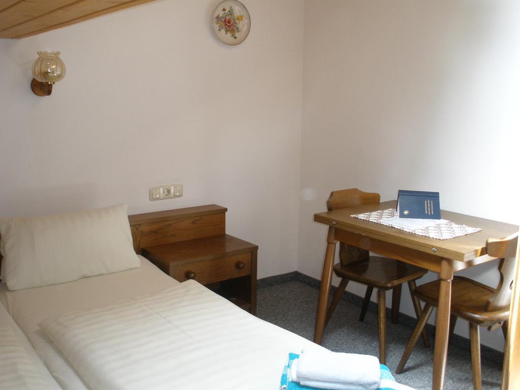Alpengasthof Zur Loisach Otel Grossweil Oda fotoğraf