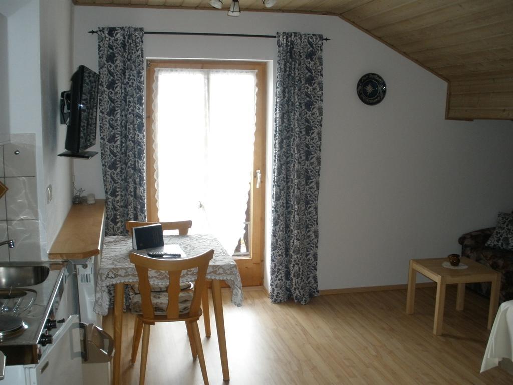 Alpengasthof Zur Loisach Otel Grossweil Oda fotoğraf
