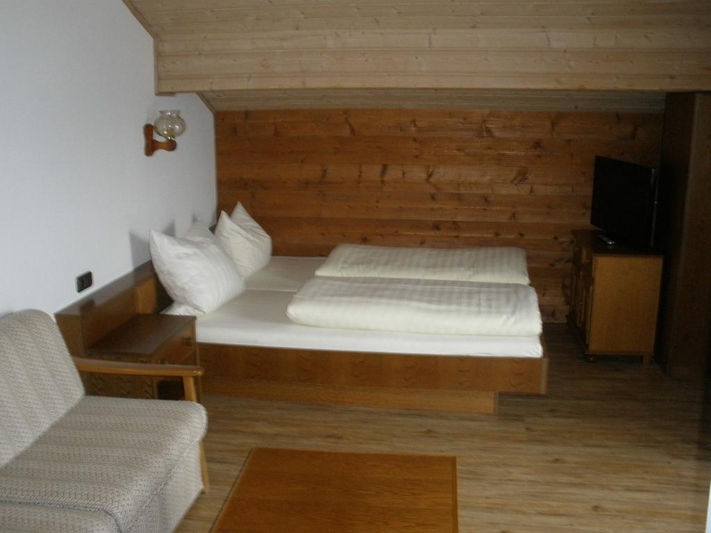 Alpengasthof Zur Loisach Otel Grossweil Oda fotoğraf