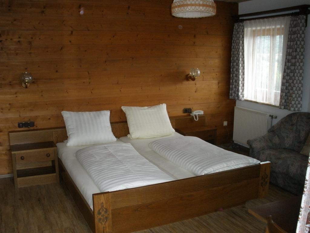 Alpengasthof Zur Loisach Otel Grossweil Oda fotoğraf