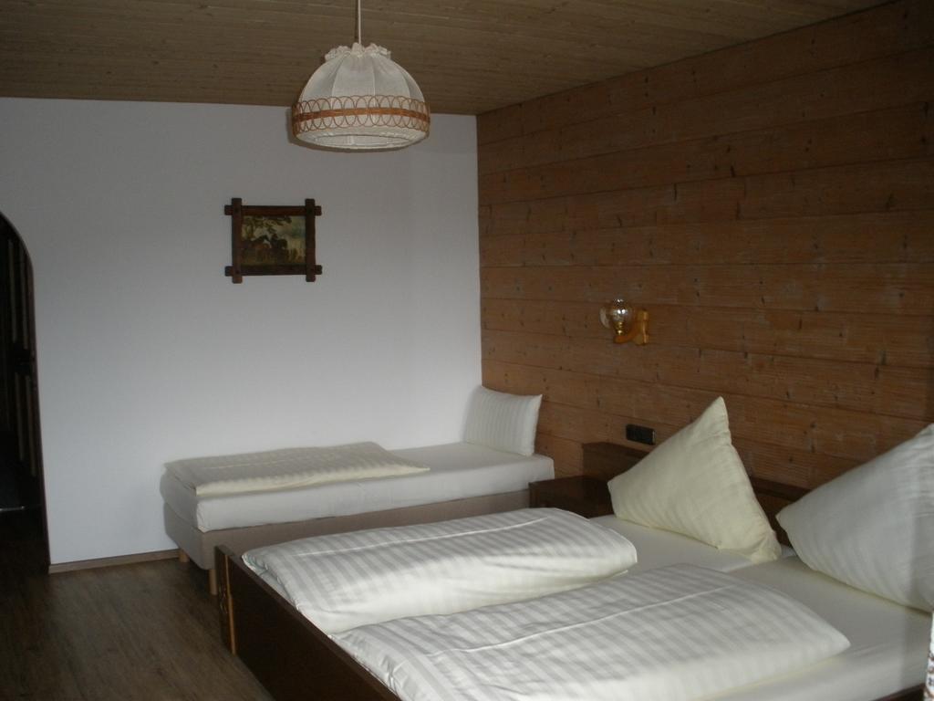 Alpengasthof Zur Loisach Otel Grossweil Oda fotoğraf