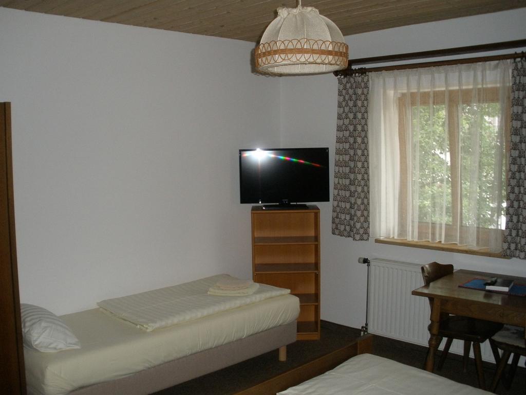 Alpengasthof Zur Loisach Otel Grossweil Oda fotoğraf