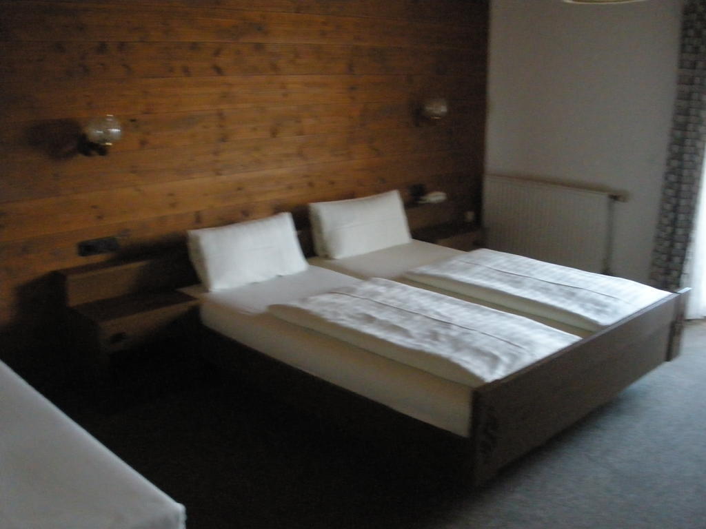 Alpengasthof Zur Loisach Otel Grossweil Oda fotoğraf
